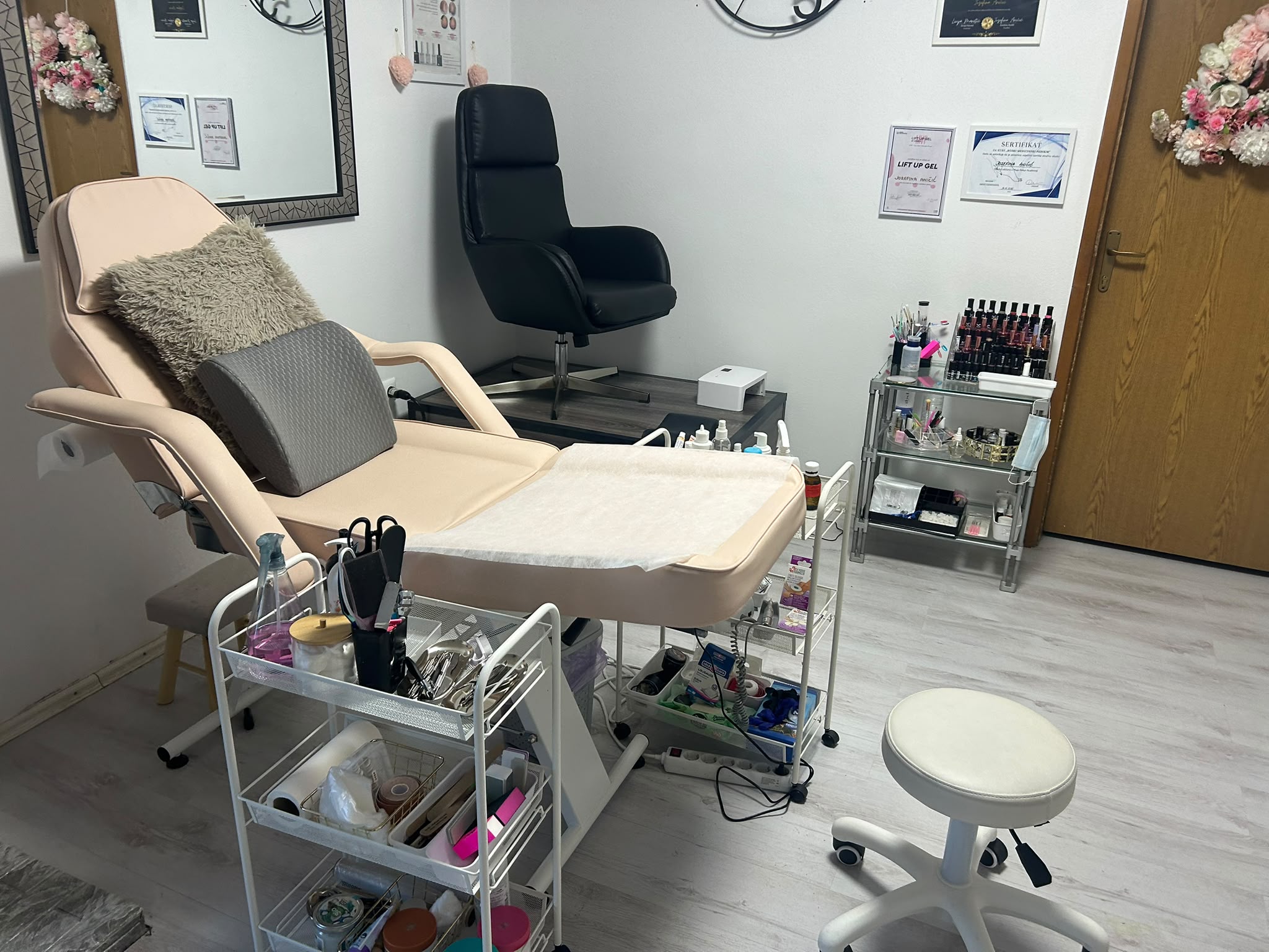 Unutrašnjost Lety Beauty Salona, svijetao i uredan prostor s kozmetičkim ležajem
